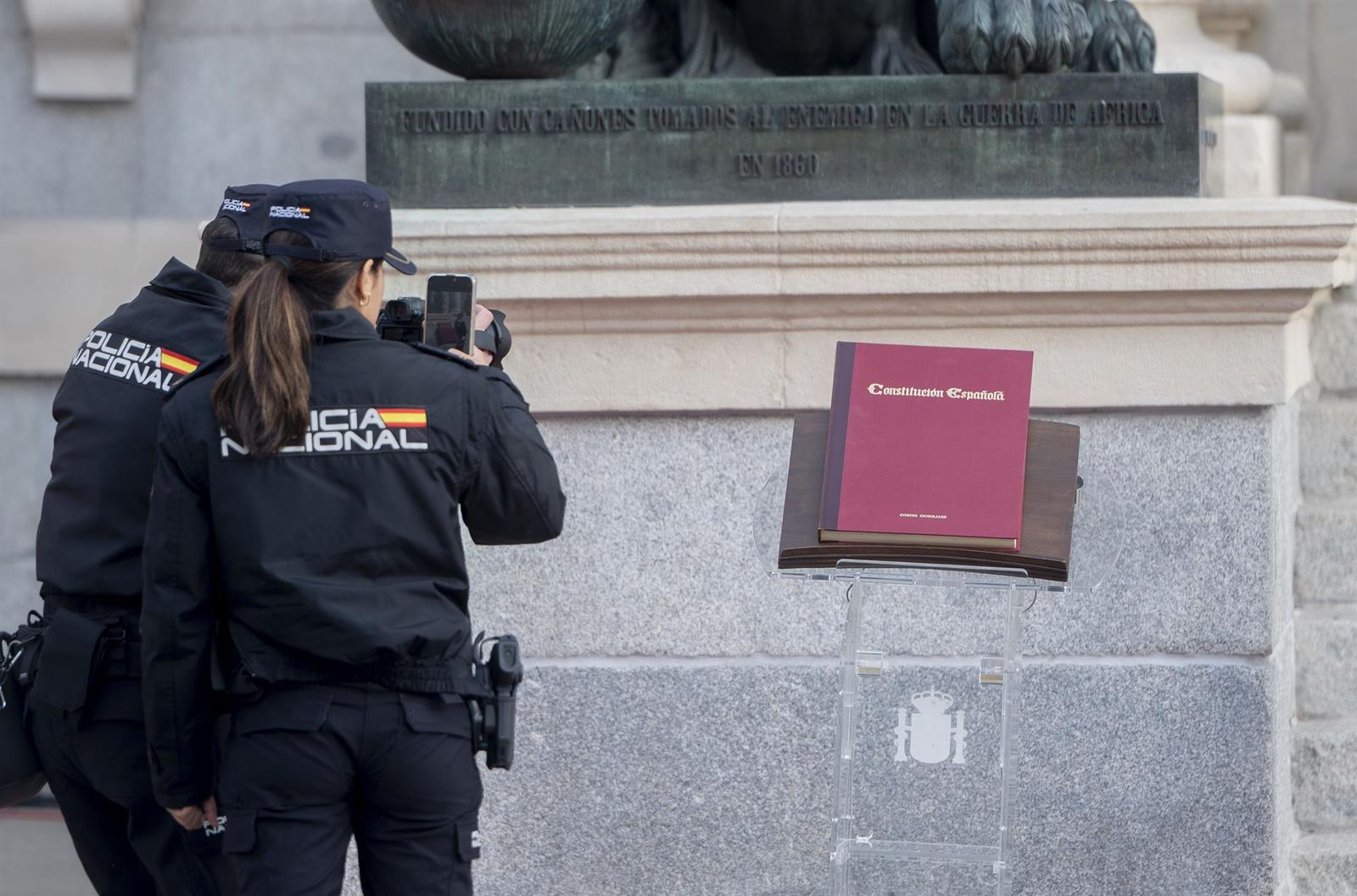 Archivo - Dos agentes de la Policía Nacional observan la Constitución - Alberto Ortega - Europa Press - Archivo
