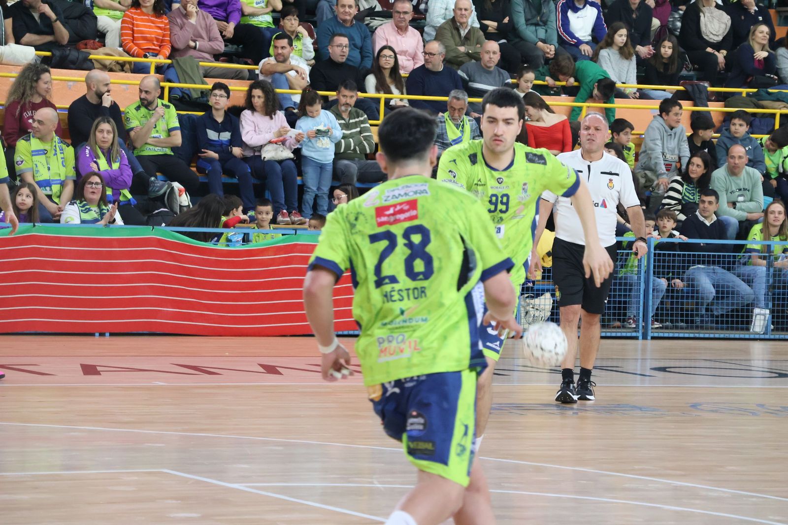 GALERÍA | Revive el apasionante duelo entre el Balonmano Zamora y el Ciudad de Santander