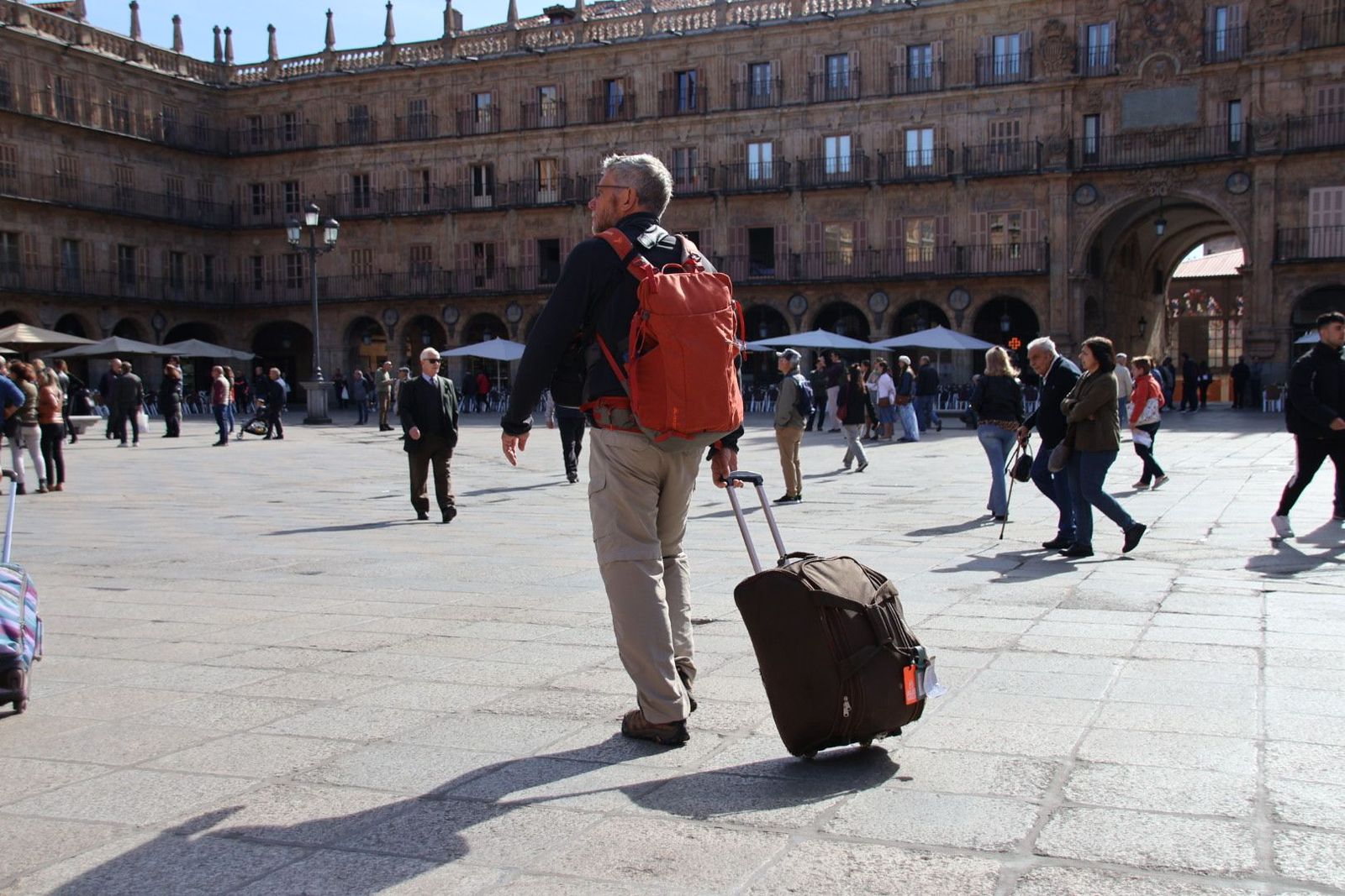 Turista paseando por el centro de Salamanca