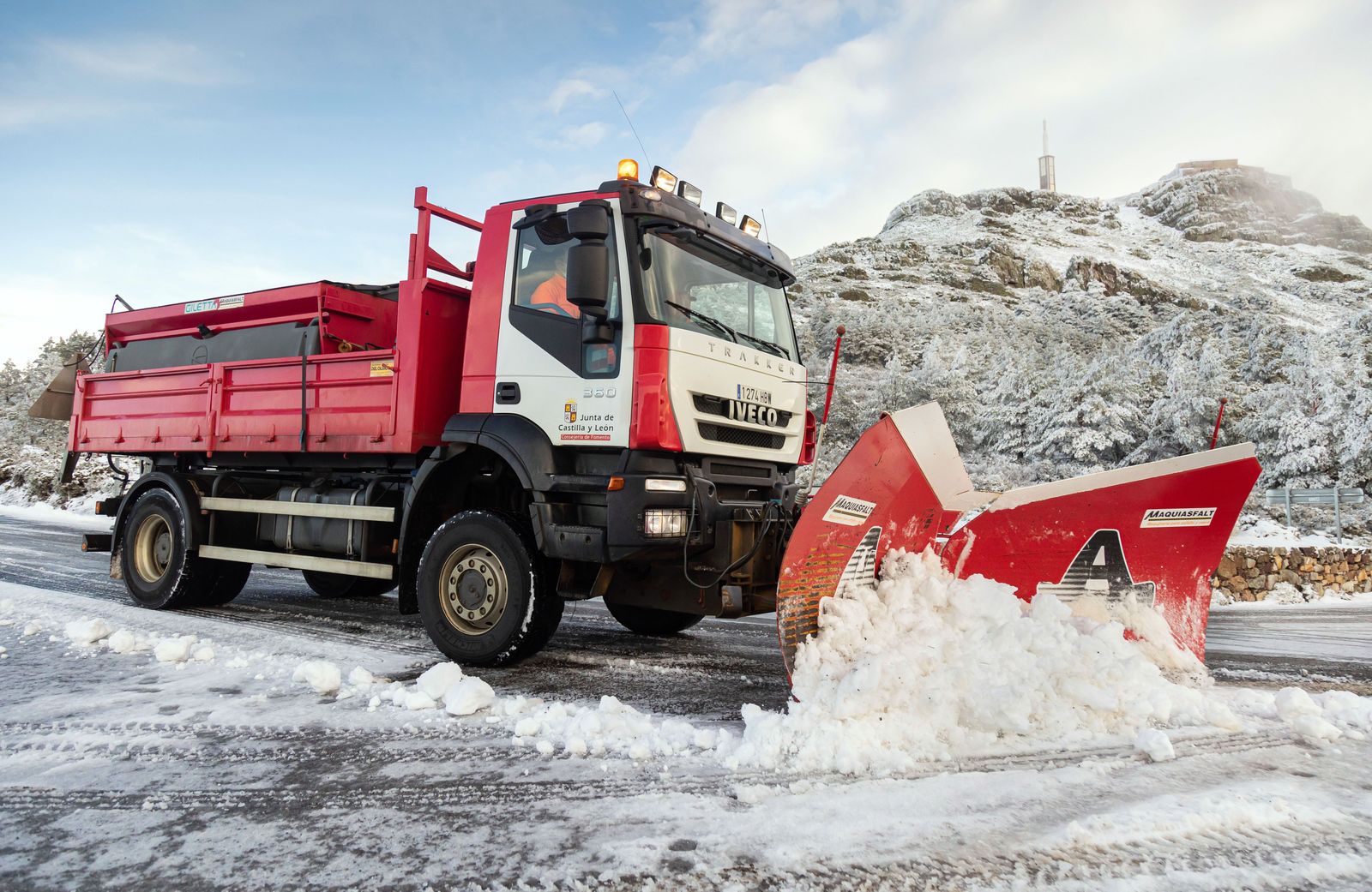 Una máquina quitanieves en la SA-203, en la Peña de Francia (Salamanca), foto de archivo