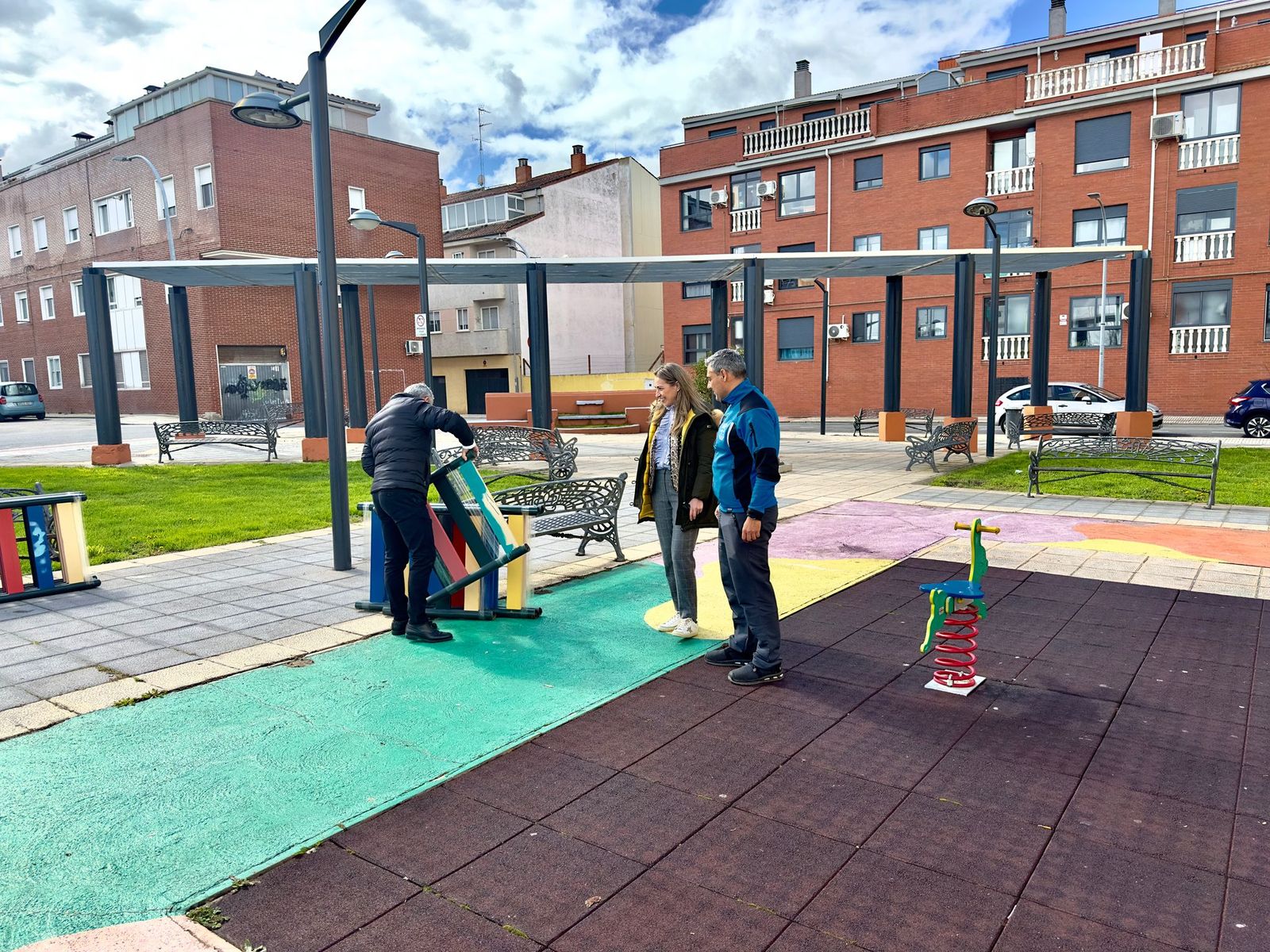 Más de 5.900 euros para la adecuación del parque infantil de la plaza Castilla y León en Santa Marta. Foto: Ayto Santa Marta