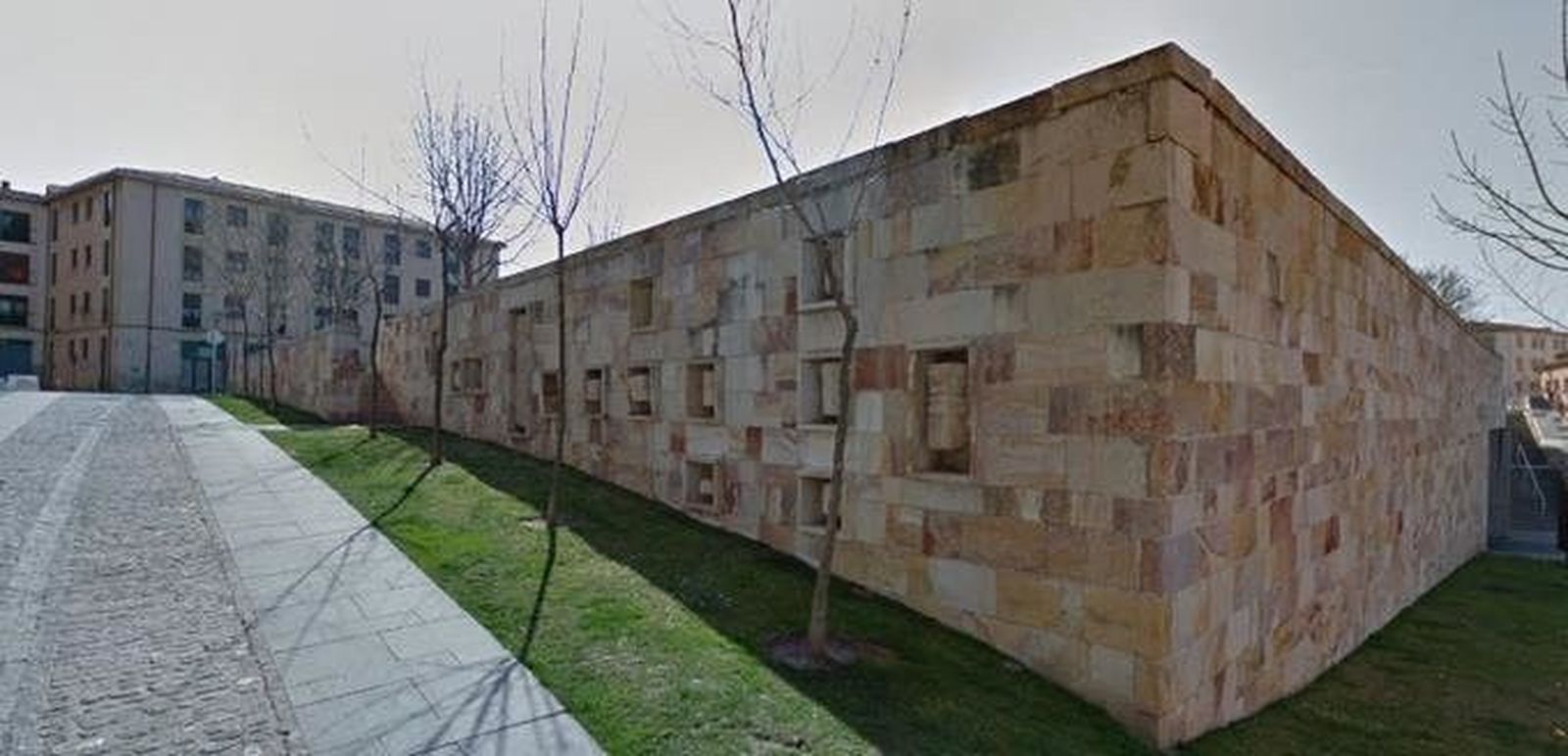 Cs alerta sobre el deterioro de los muros del parking de San Martín y pide cambiar la circulación