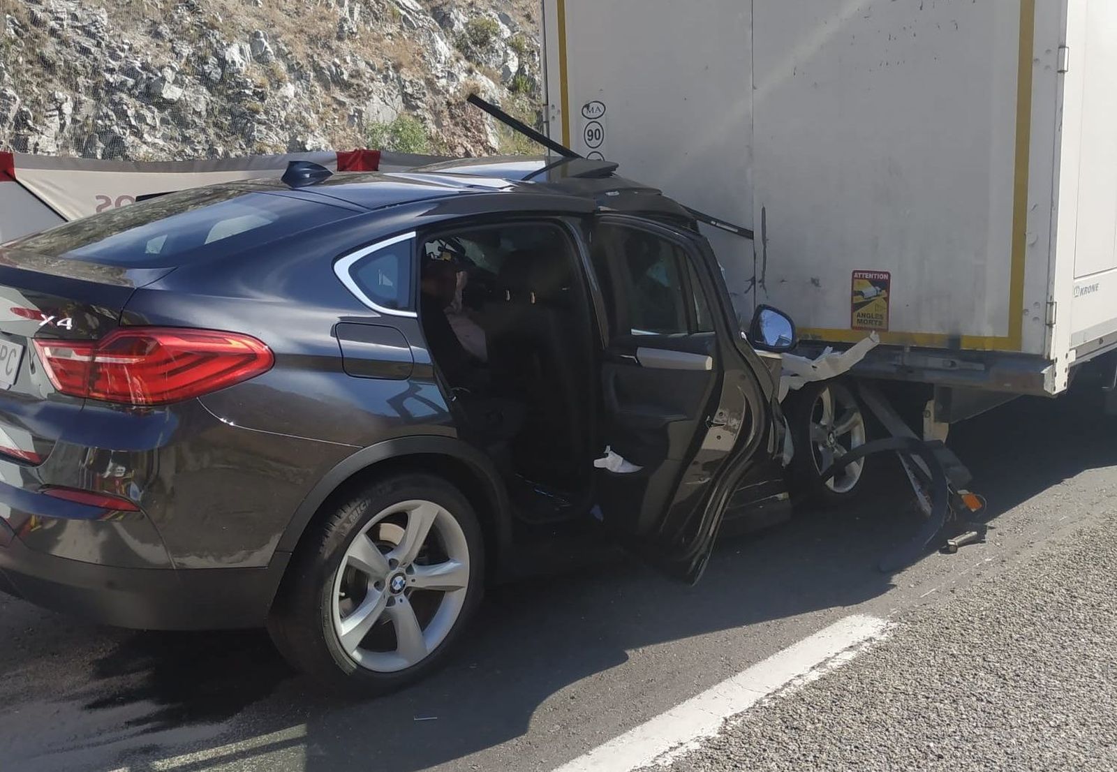 Coche empotrado en A 66