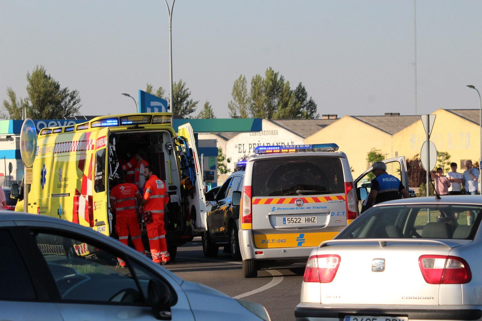 Dos heridos y tráfico detenido tras una colisión entre una moto y un coche en la rotonda de Las Llaves