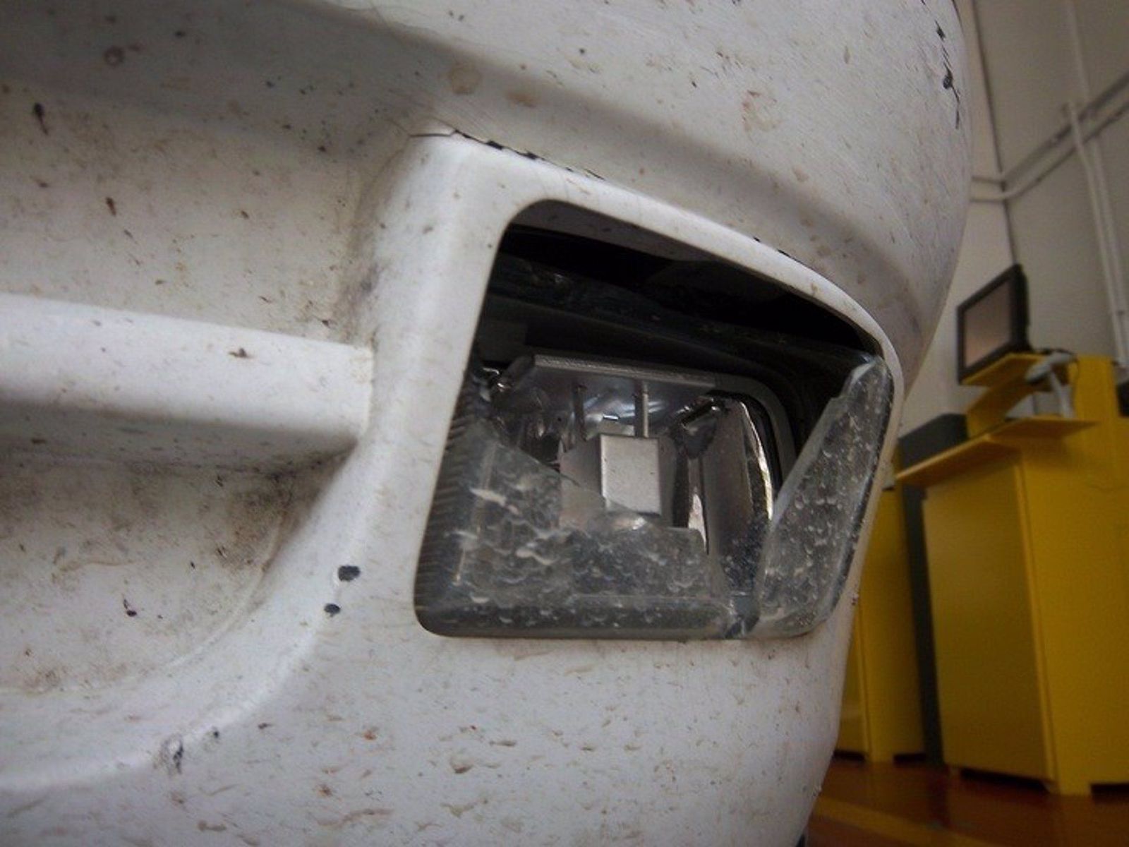 Un faro antiniebla roto   AECA ITV