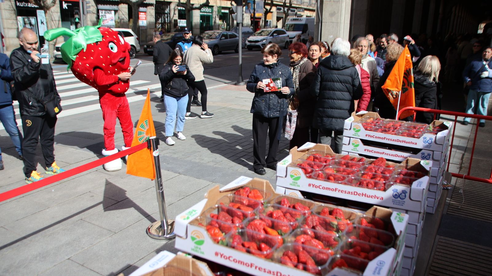 Colas interminables en Gran Vía por el reparto gratuito de fresas en Salamanca