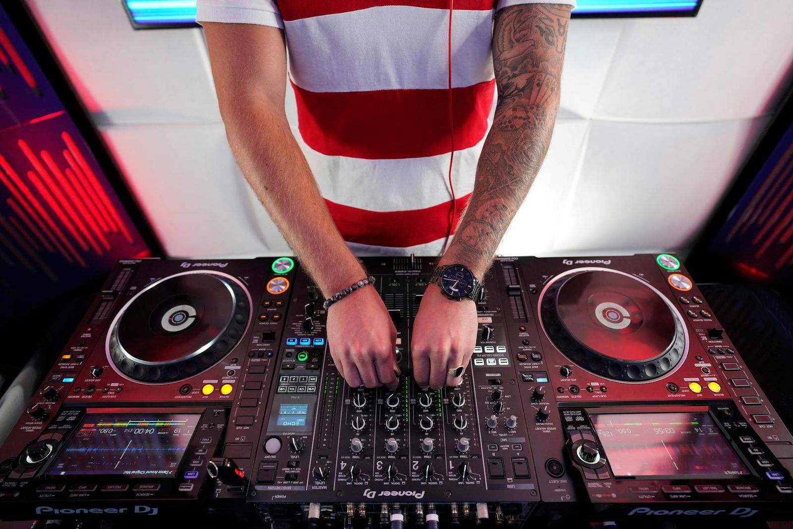 Un dj con una mesa de mezclas | Foto: Pexels