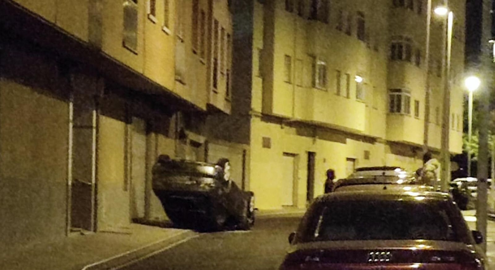 Un turismo vuelca de forma espectacular en la estrecha calle Recreo - S24H