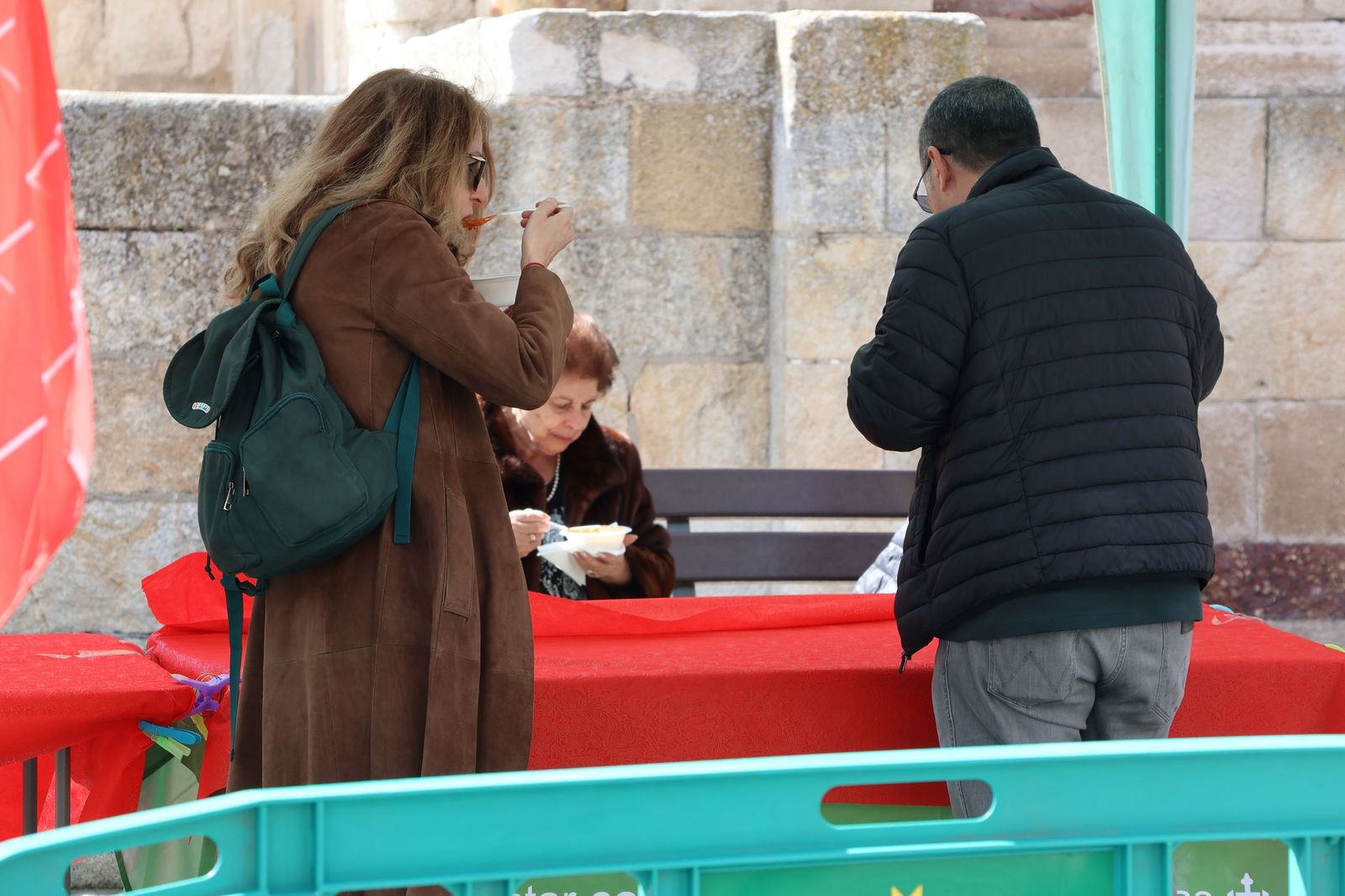 GALERÍA | Decenas de zamoranos disfrutan de las sopas de ajo más solidarias