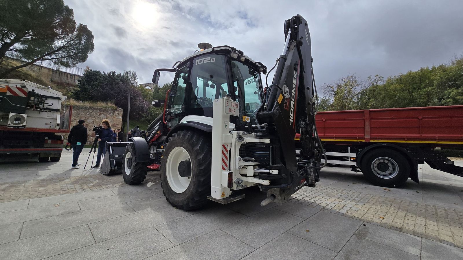 El concejal de Fomento, Fernando Carabias, presenta la nueva maquinaria para el mantenimiento de viales de la ciudad