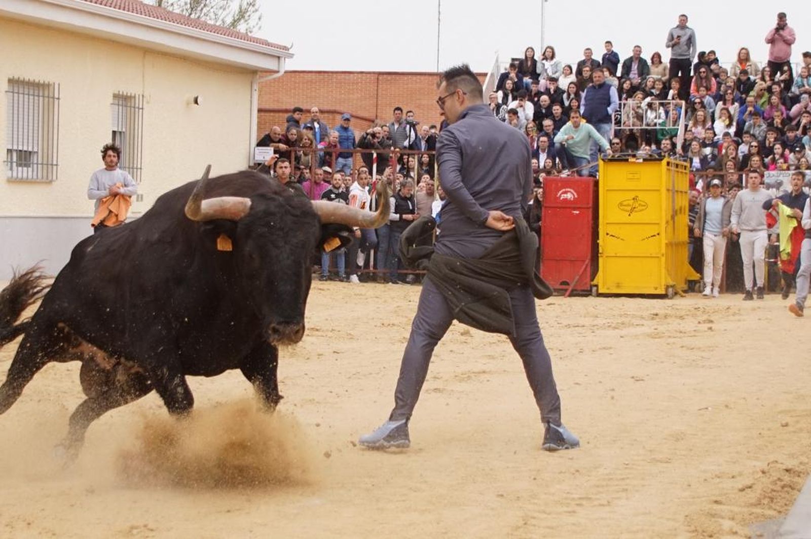 ambiente-y-participacion-durante-el-toro-del-voto-en-villoria-suelta-de-dos-toros-del-cajon-foto-juanes-53