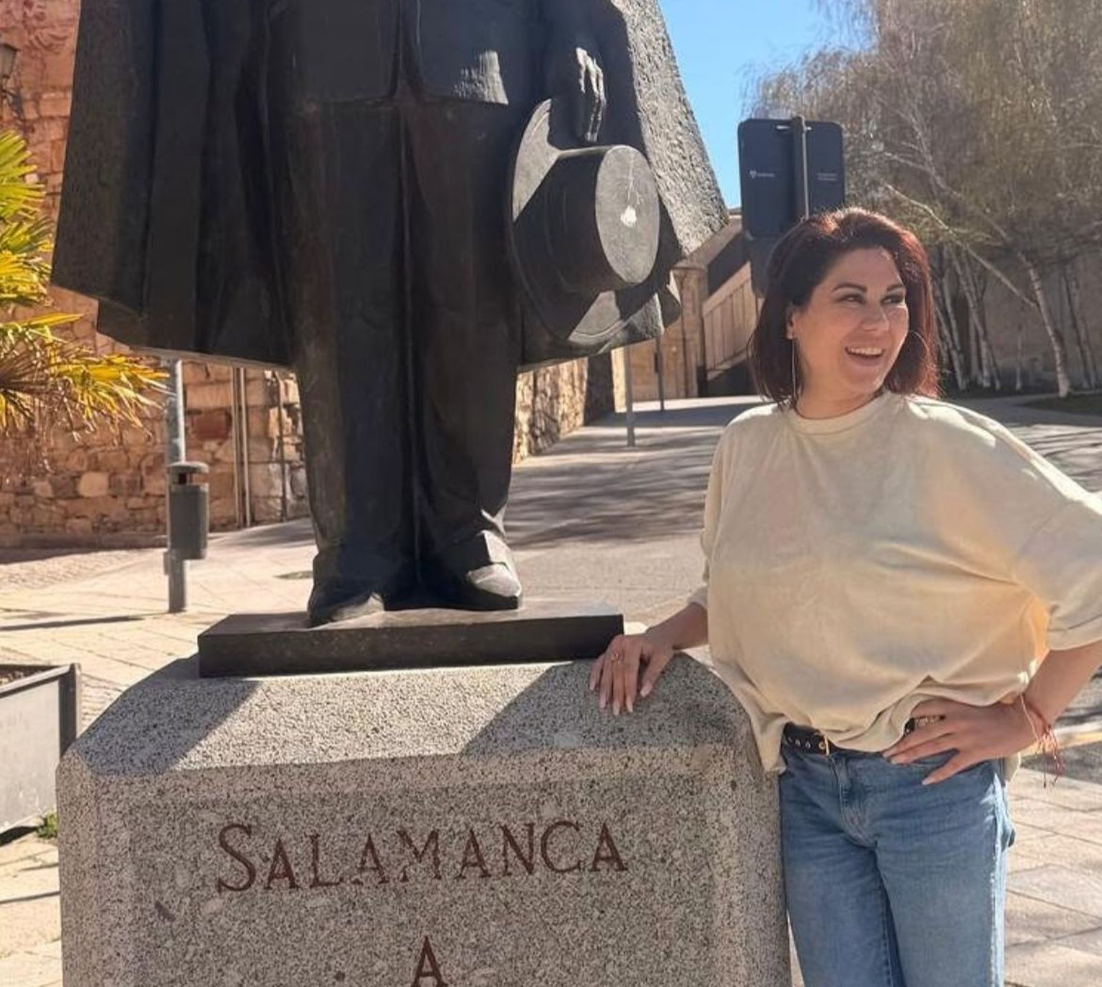 Tamara junto a la estatua de Rafael Farina en la calle Sierpes
