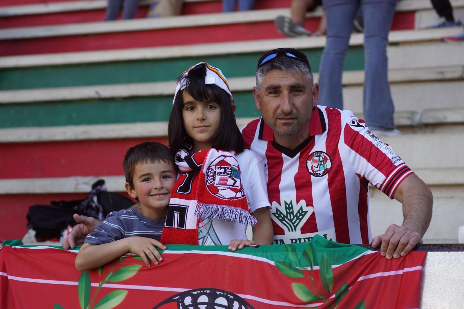 Gran ambiente en la grada para ver el partido entre Zamora - Unionistas en el Estadio Ruta de la Plata