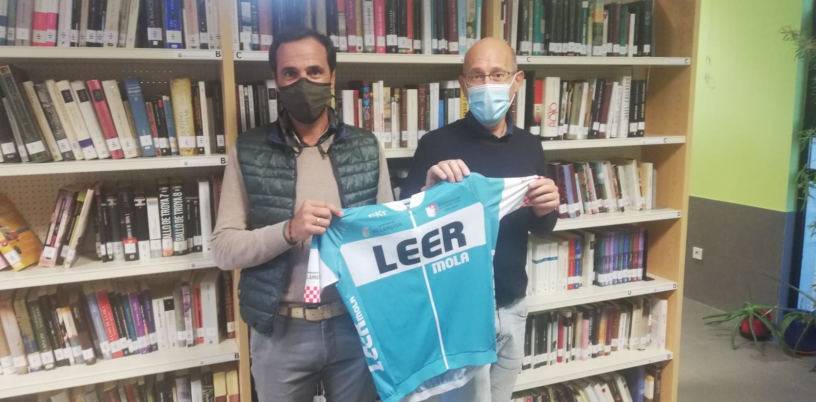 El concejal Salvador Cruz y el responsable de la biblioteca de Villamayor, Manuel Hernández