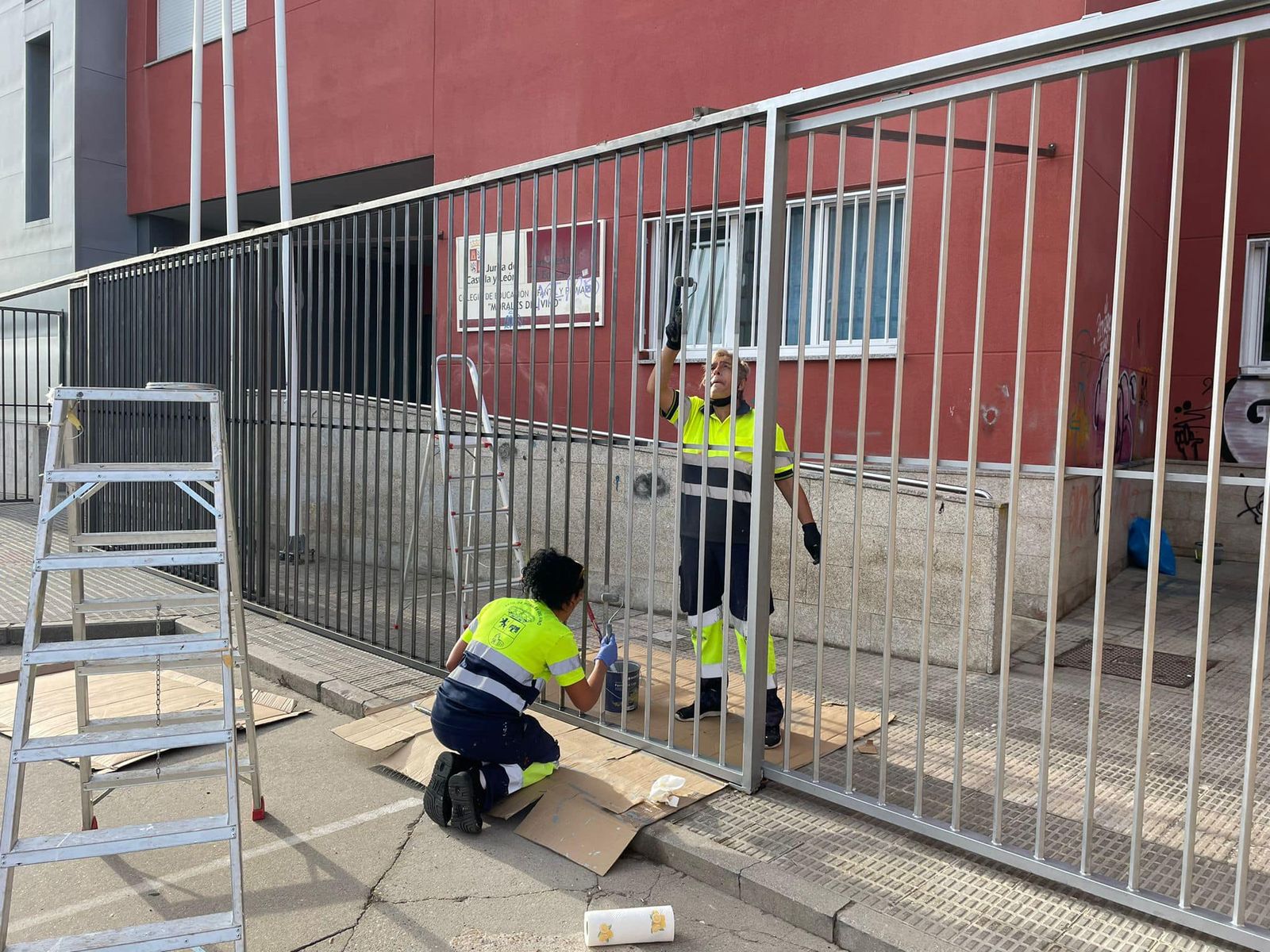 Instalación de una valla en el colegio de Morales del Vino