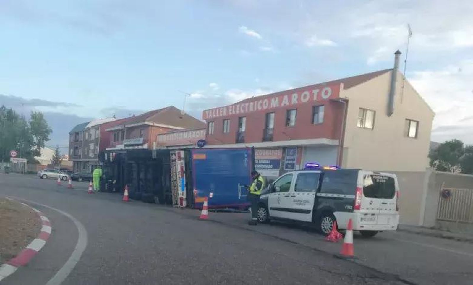 Camión volcado. Benavente Digital