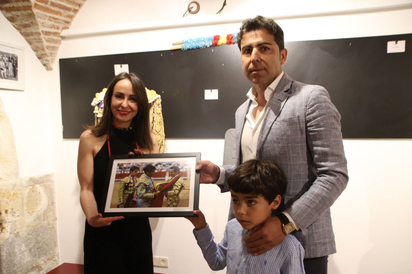 La concejala de Tradiciones, Carmen Seguín, participa en la donación de un traje de luces del torero Javier Valverde. Foto Andrea M.