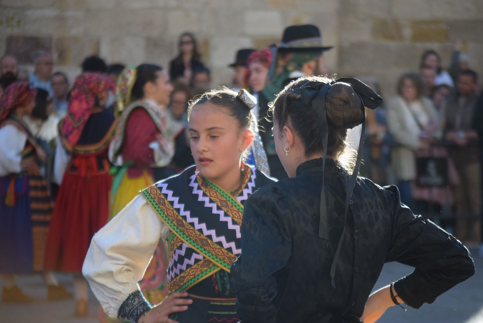 dona-urraca-celebra-en-la-plaza-mayor-el-dia-de-la-danza-19