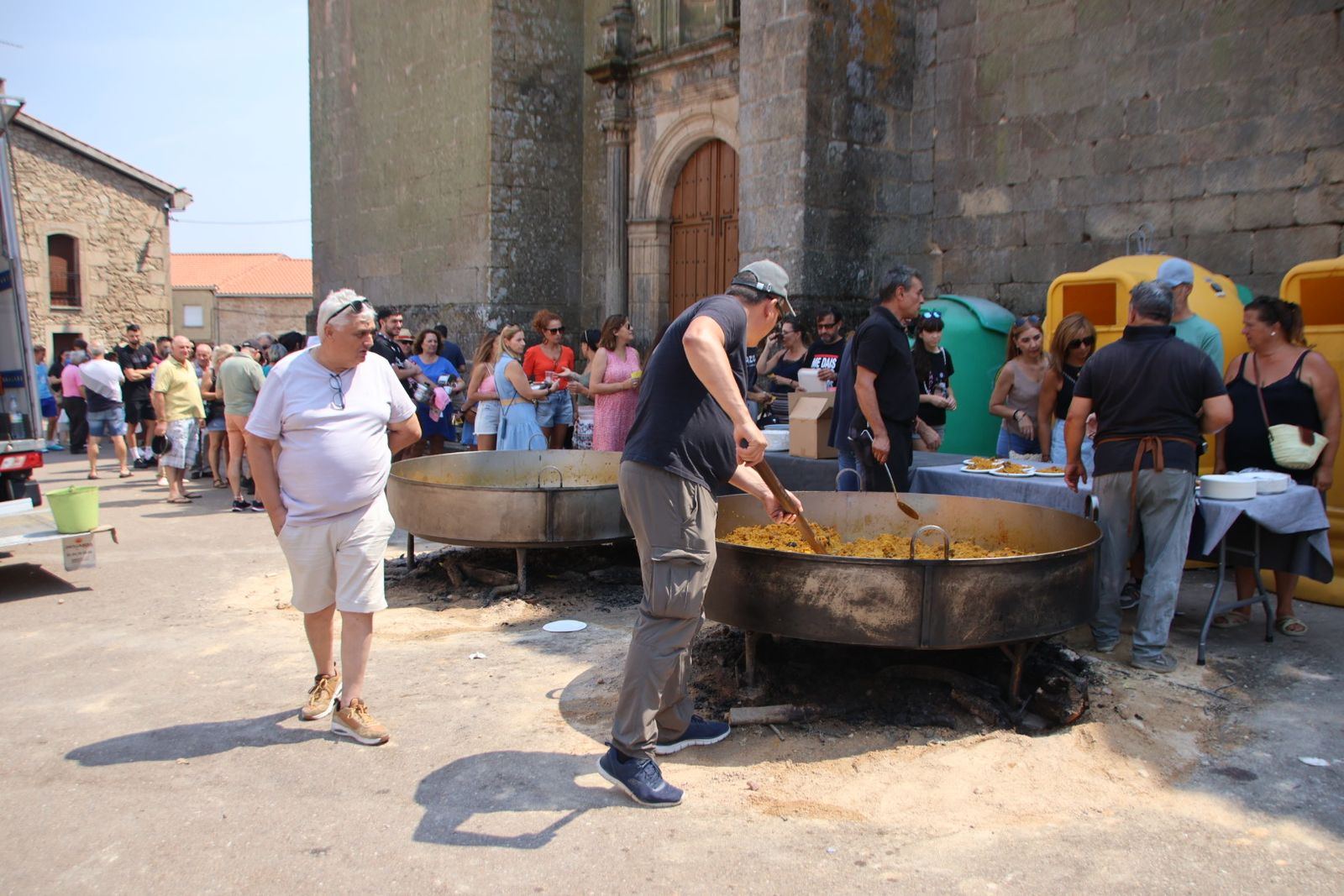 Masueco paella popular en la plaza