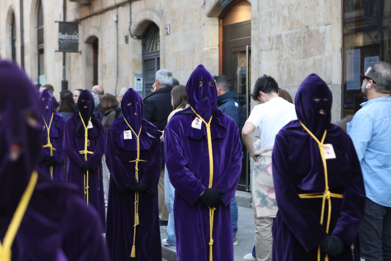 Jesús Rescatado procesiona en Salamanca con su nueva túnica y la atenta mirada de cientos de fieles
