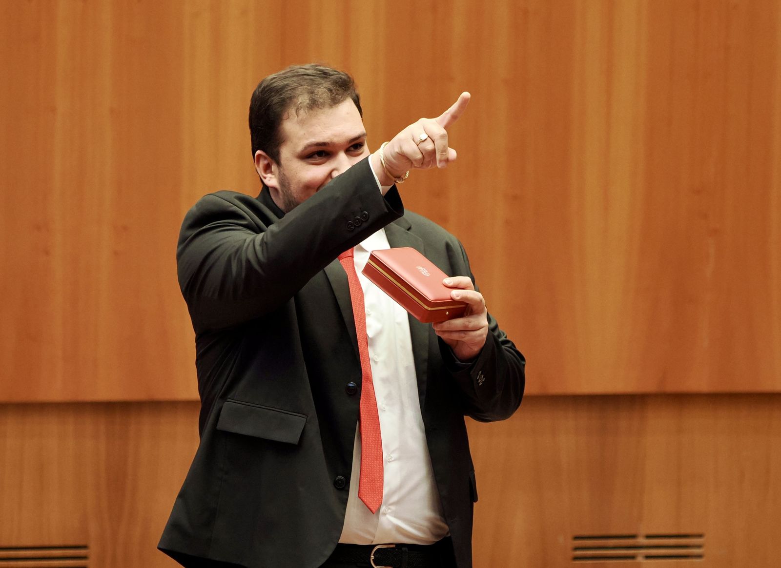 ICAL . Toma de posesión del nuevo procurador socialista Carlos Fernández en el Pleno de las Cortes