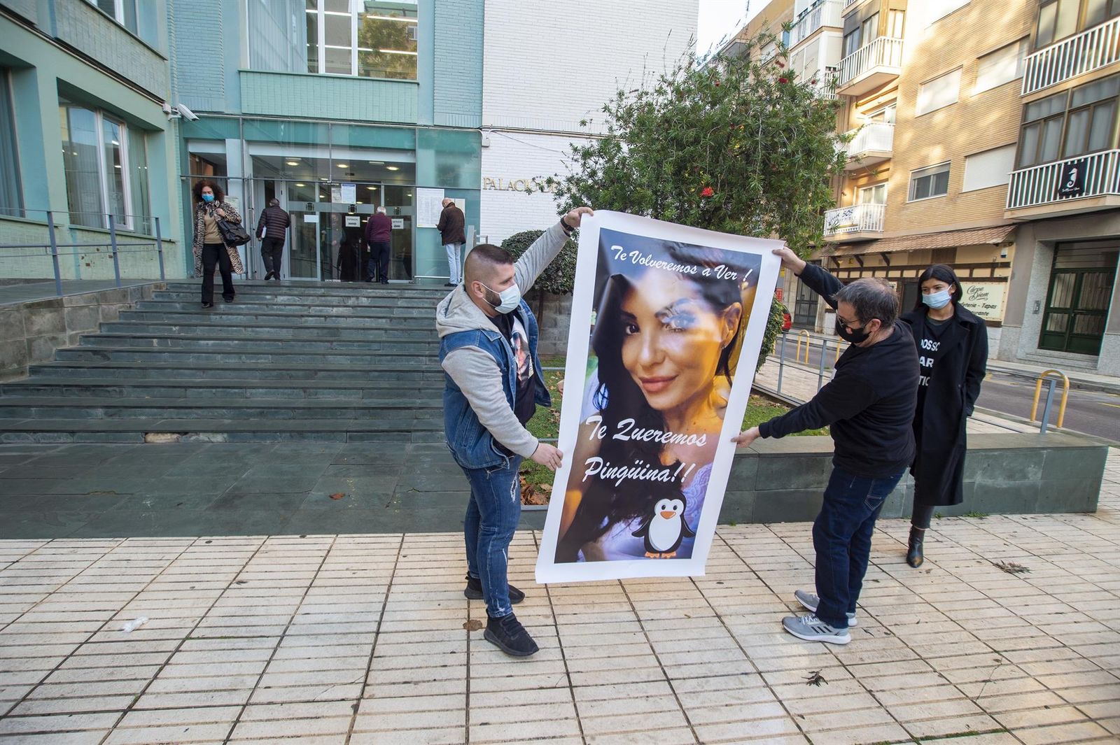 Dos familiares portan un cartel de la fallecida, frente a los juzgados de Cartagena. FOTO EP