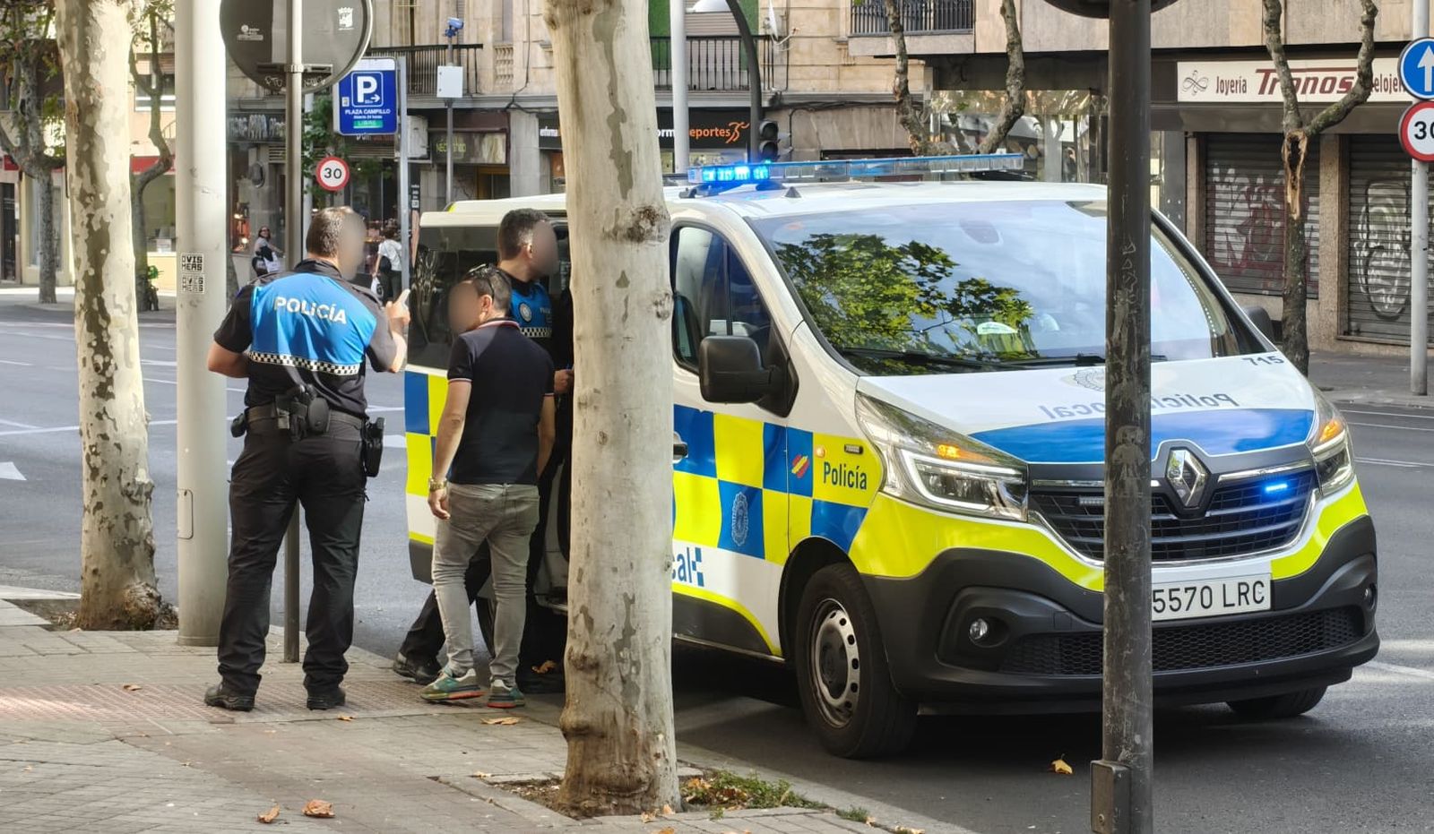 Conductor drogado sorprendido haciendo trompos en pleno centro de Salamanca