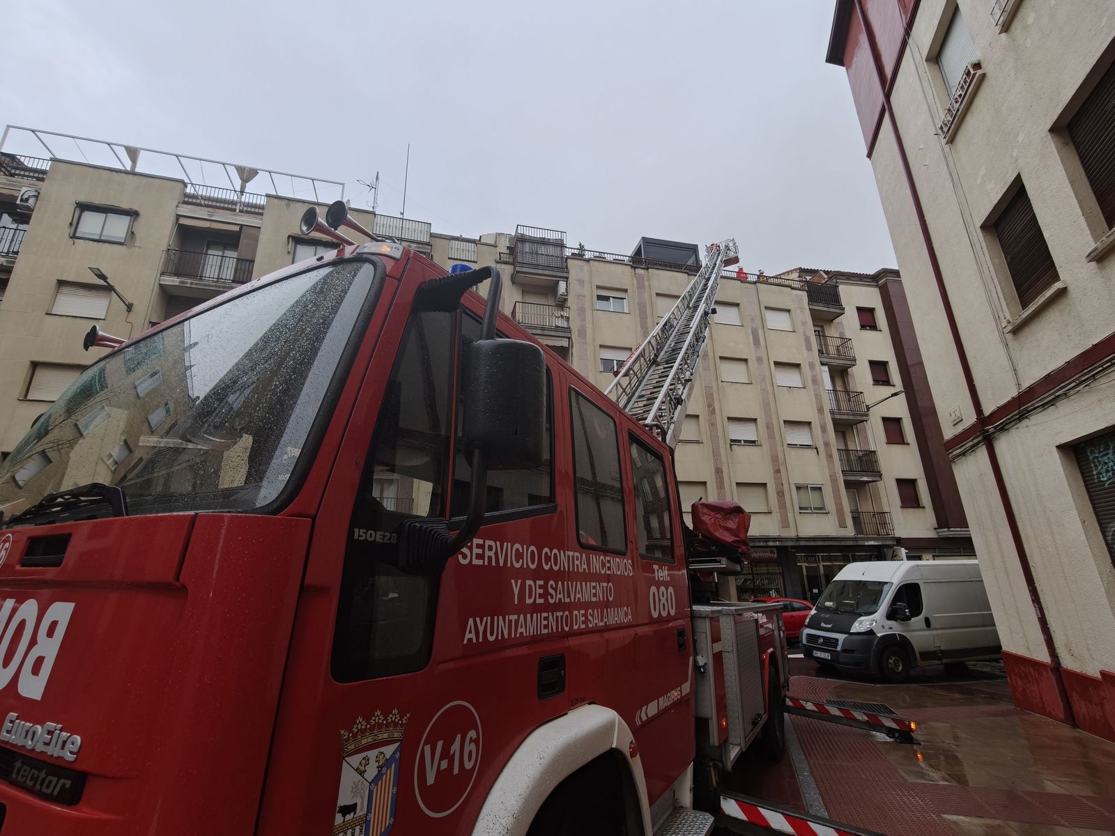 Una antena cae en la vía pública en el paseo del Gran Capitán