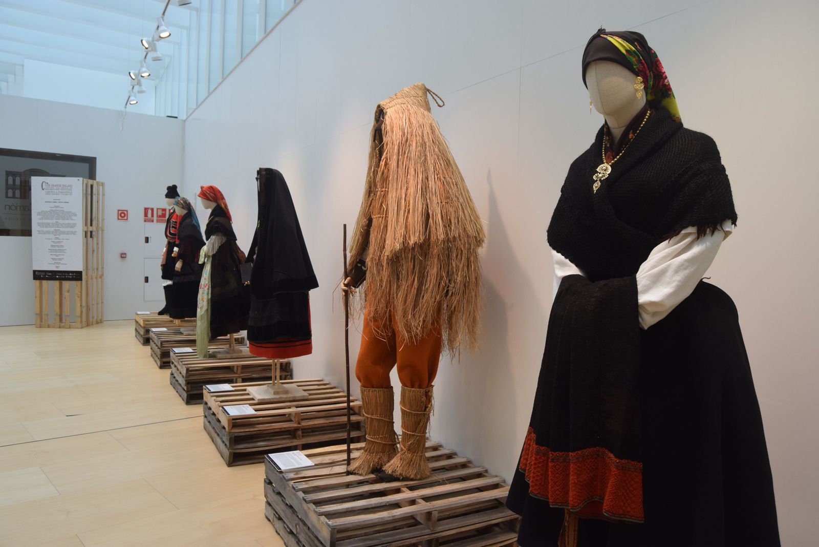 exposicion-de-trajes-regionales-grande-halago-17