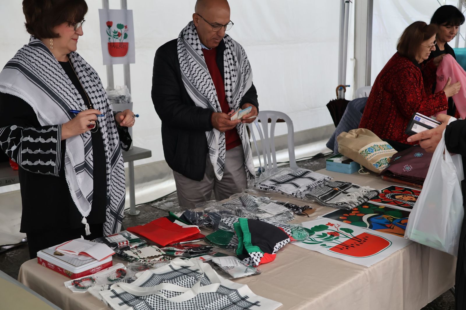 GALERÍA | Inauguración del mercadillo solidario en la Plaza Mayor de Zamora en apoyo al pueblo palestino