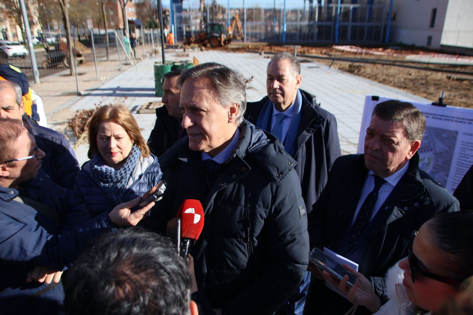 Visita de las obras de construcción de la nueva plaza de Vistahermosa