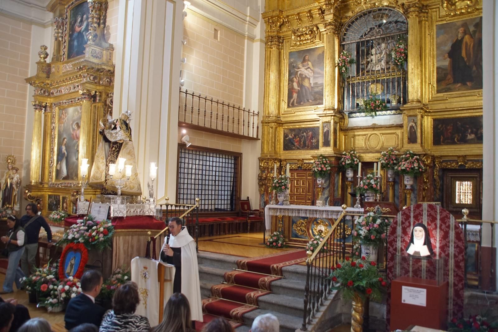 Alba nombra hijo adoptivo al prior Miguel Angel González  (3).jpeg