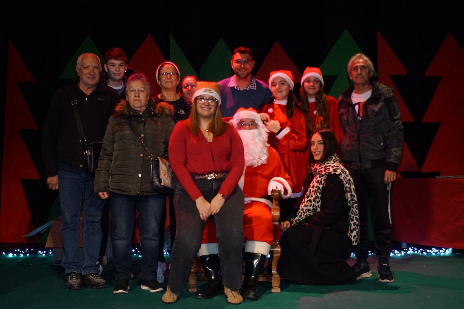 Papá Noel recorre las calles de Alba de Tormes y entrega regalos a los niños