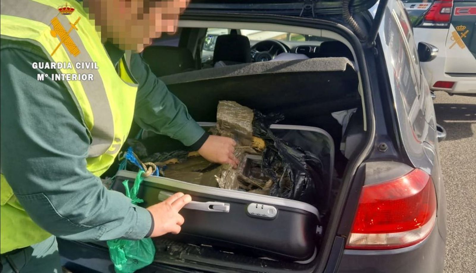 Se da a la fuga con 32 kilos de droga, circula en dirección contraria y lesiona a una agente en Zamora