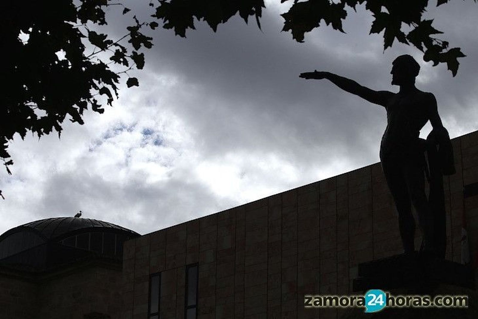 Cielos nubosos con escasa probabilidad de lluvia