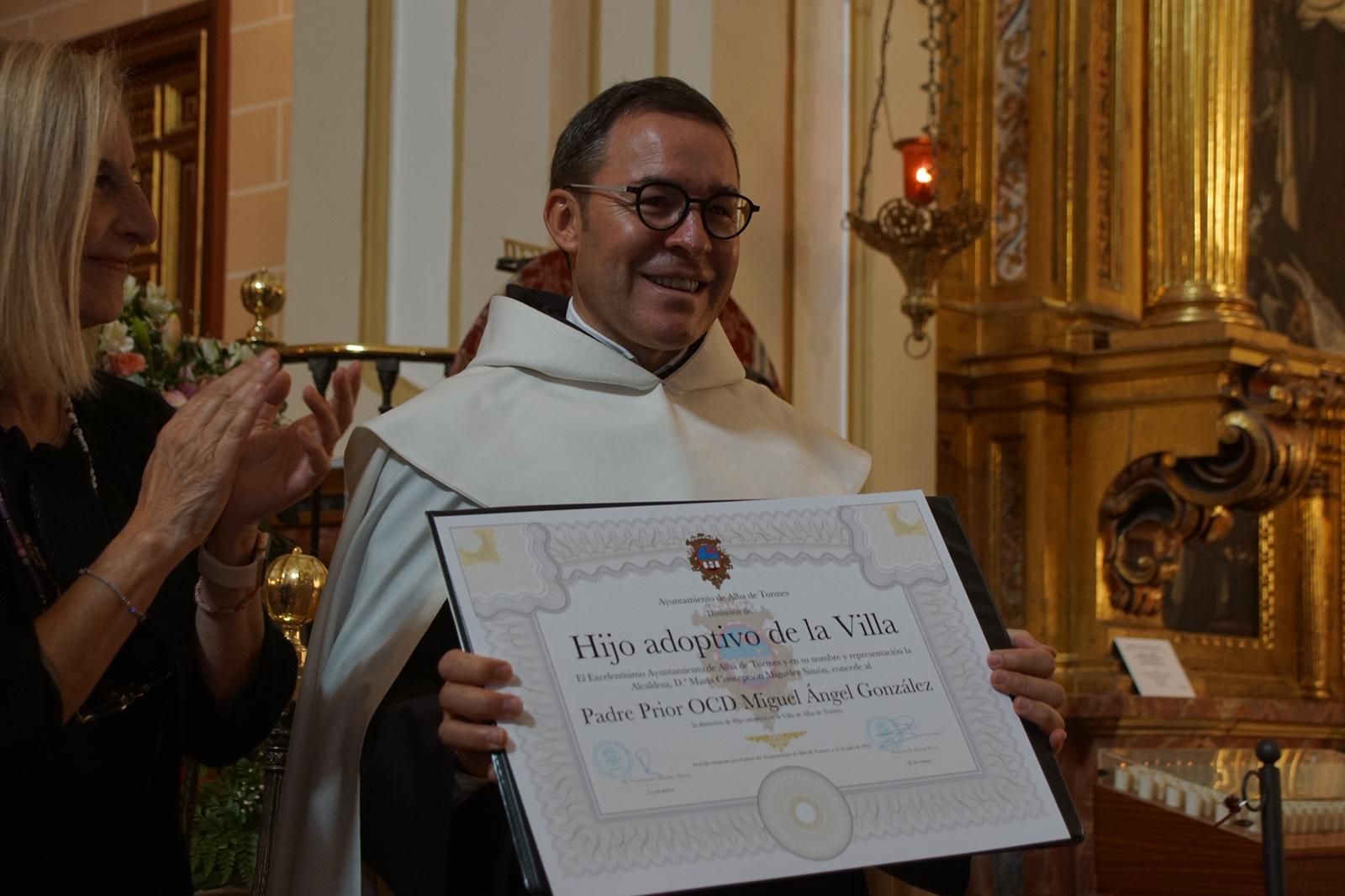 Alba nombra hijo adoptivo al prior Miguel Angel González  (6).jpeg