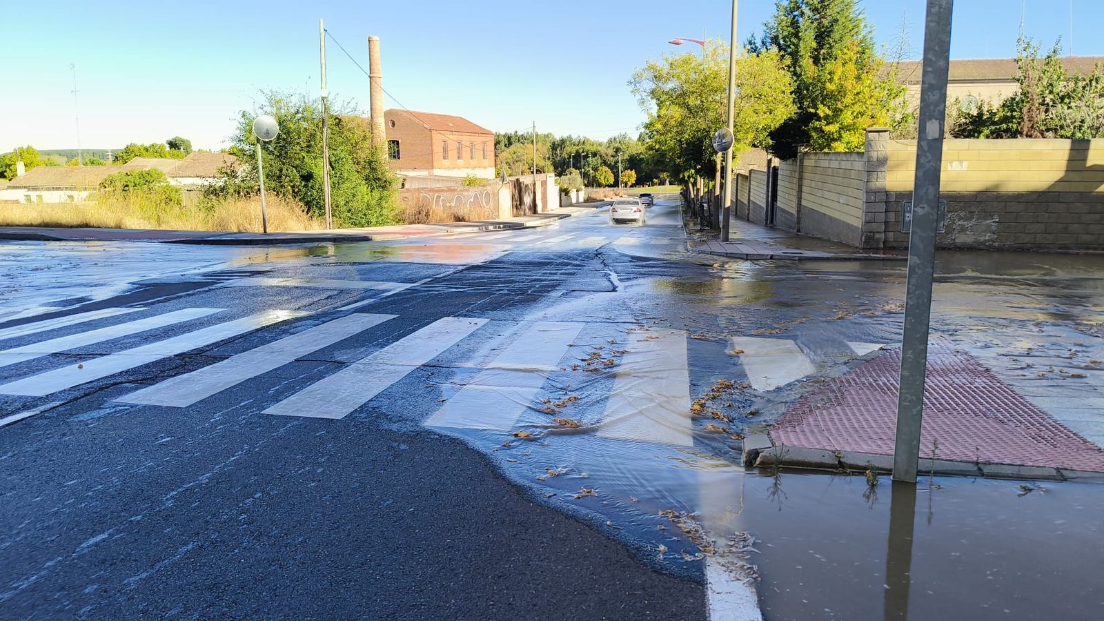 Nuevo reventón en Salamanca: tanto asfalto como acera se ven afectados en Prosperidad