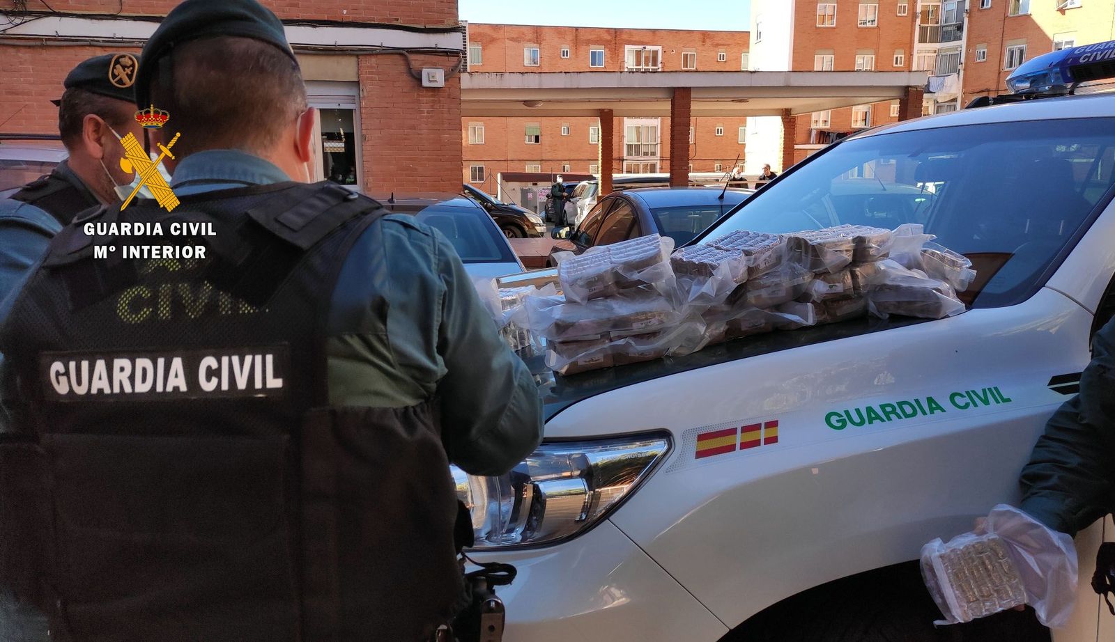 El hachís que llevaban escondido. | GUARDIA CIVIL