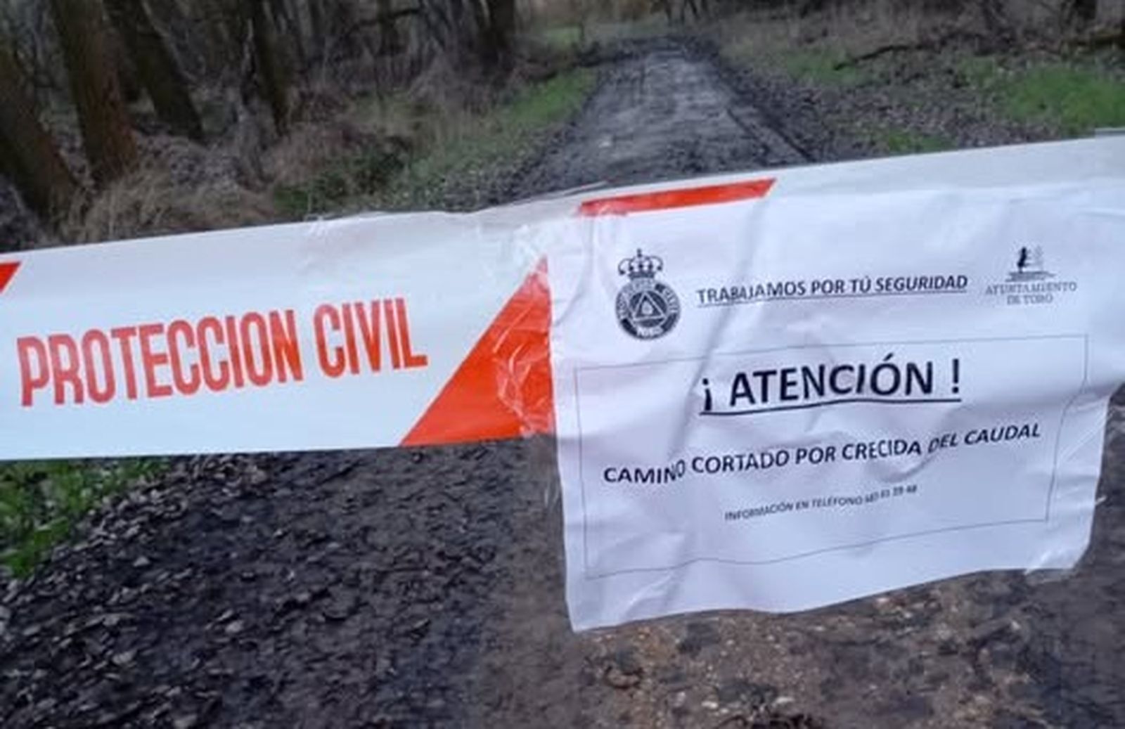 Aviso de Protección Civil de Toro en un camino cercano al río que se encuentra cortado