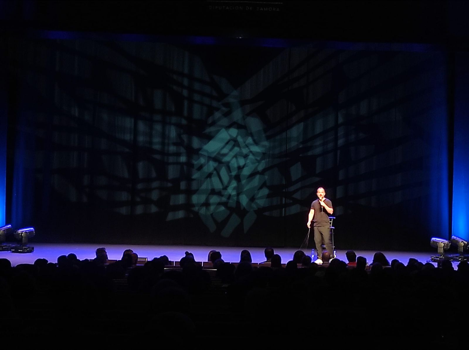 El ‘Nuevo Material’ de Ángel Martín llena el Teatro Ramos Carrión