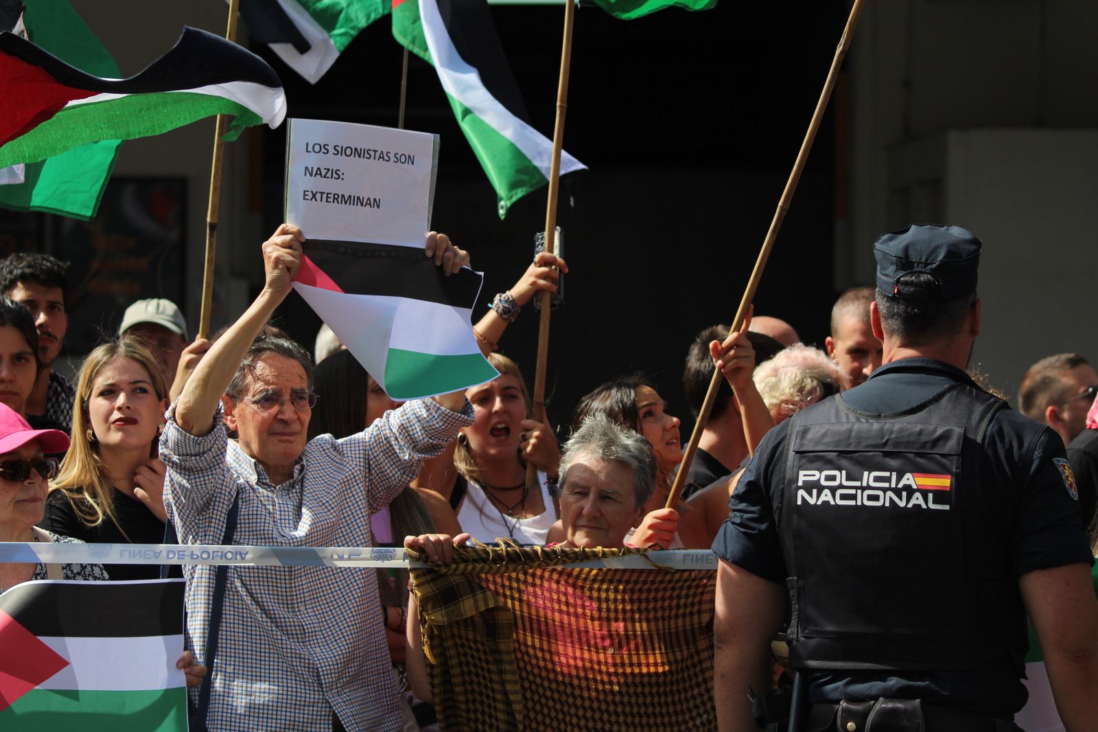 Protestas por Palestina al paso de la Vuelta Ciclista a España por Salamanca