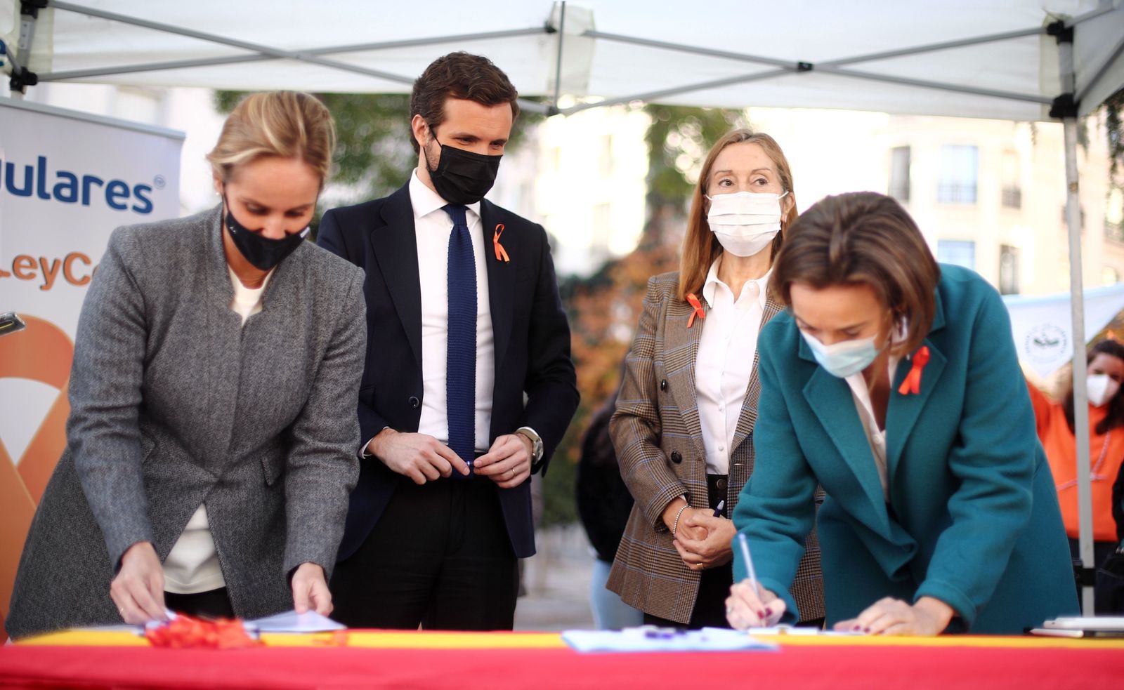 El líder del PP, Pablo Casado, participa en la campaña de recogida de firmas del PP contra la 'Ley Celaá' junto a Cuca Gamarra, Ana Pastor y Ana Camins. En Madrid, a 19 de octubre de 2020.