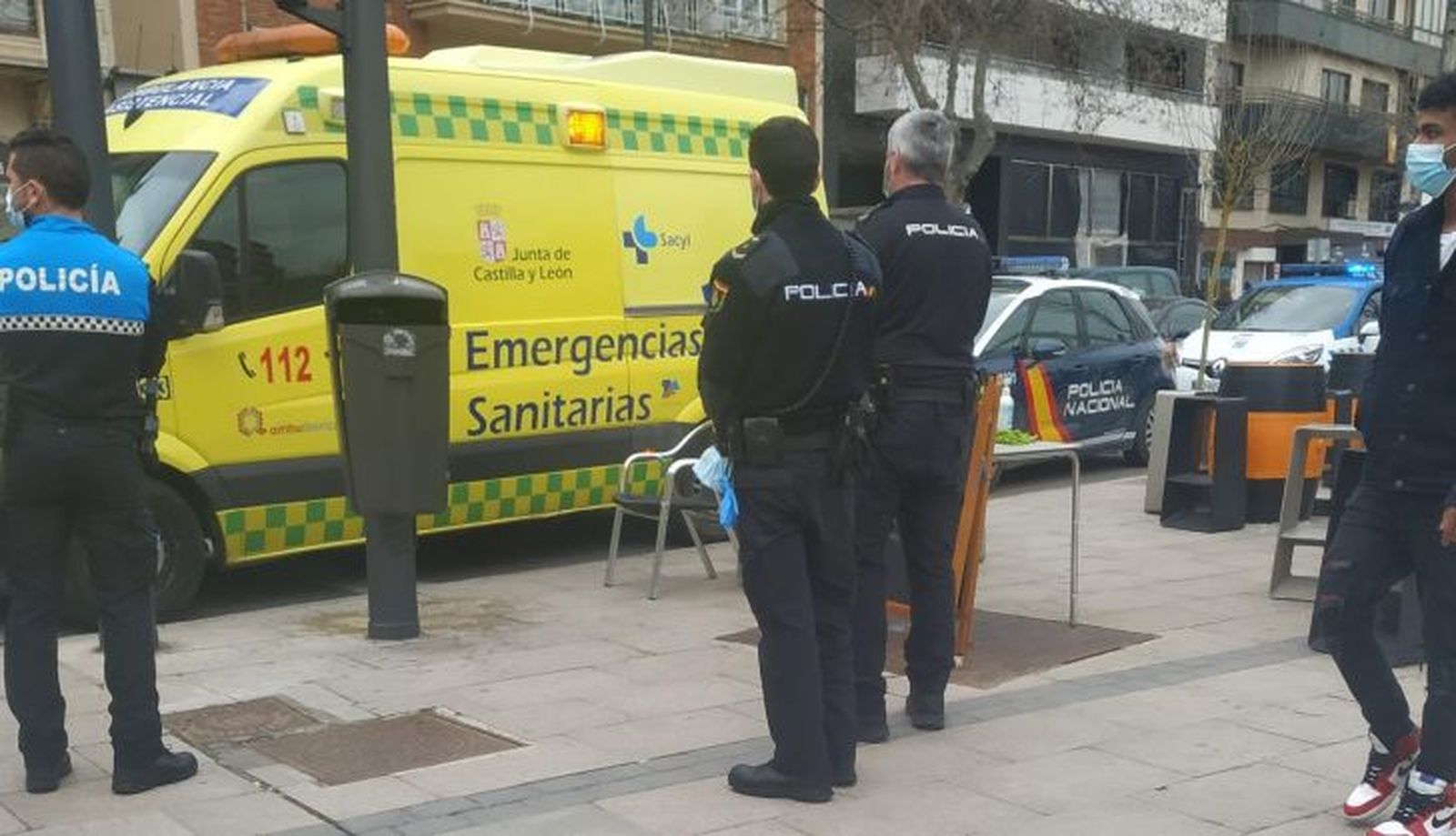 Los servicios de emergencia atienden a un varón en la Plaza de la Marina (2)