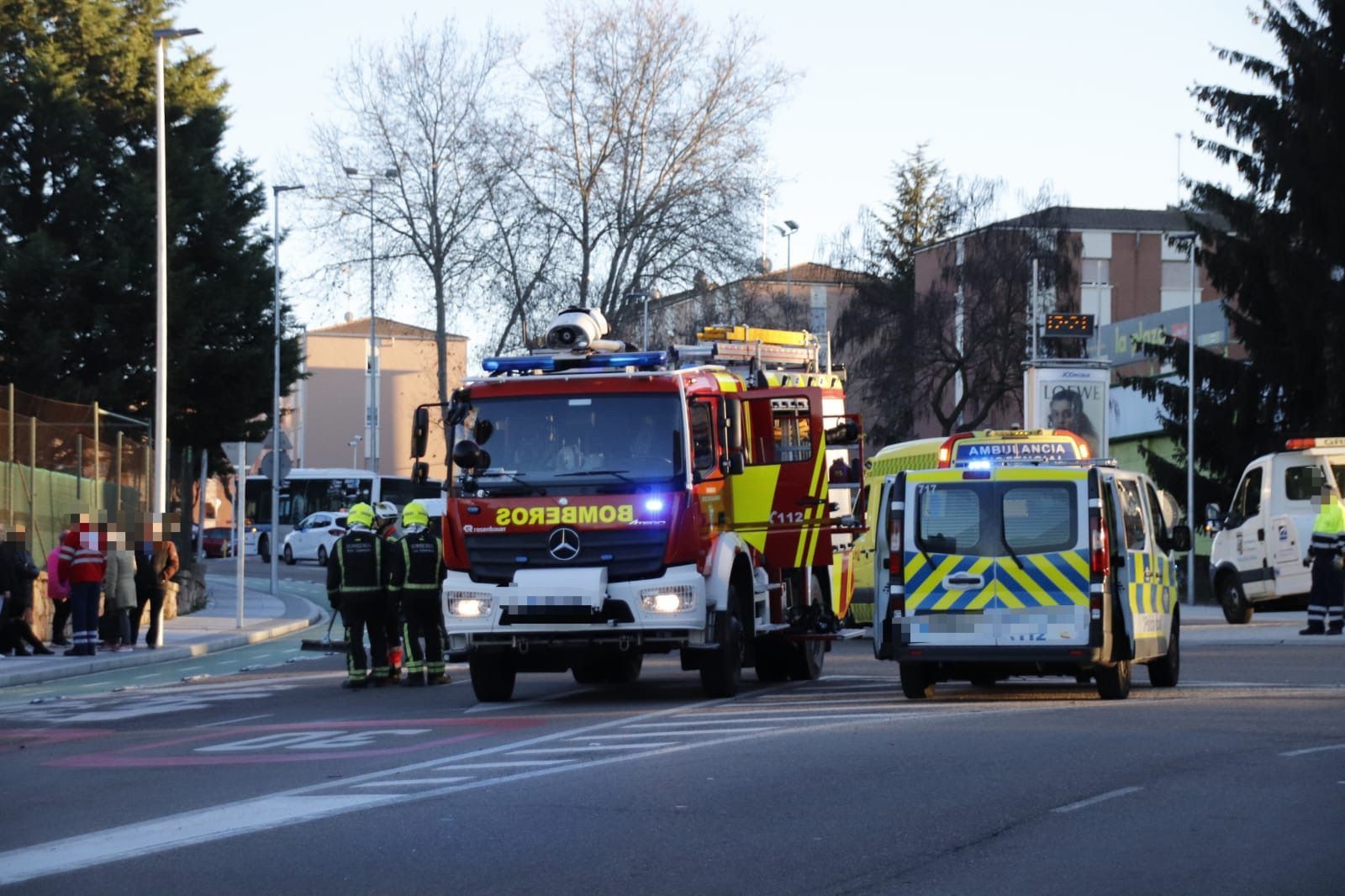 Accidente entre tres vehículos en Joaquín Rodrigo y Maestro Guridi