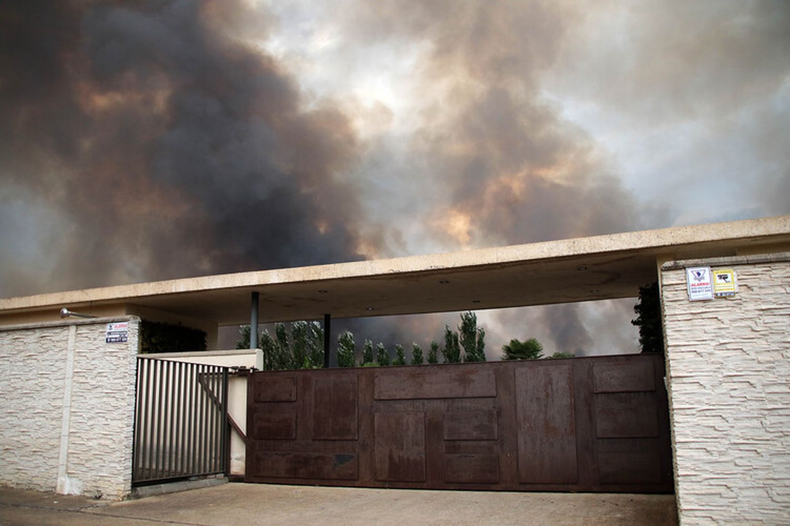 La población de Herreros de Jamuz, evacuada ante el avance de las llamas