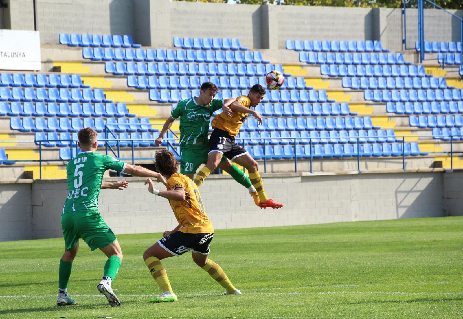 Rastrojo pugna en un balón aéreo | FOTO UNIONISTAS CF