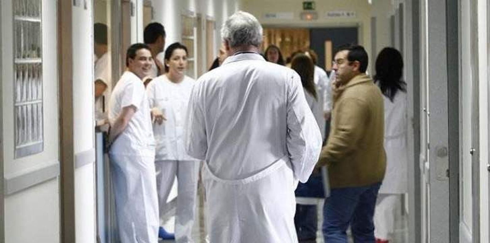 La sanidad continúa perdiendo empleos y acumula medio año a la baja