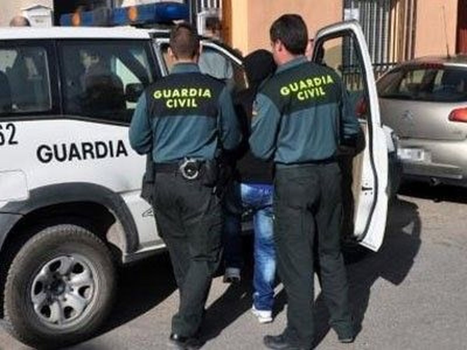 La Guardia Civil con el joven detenido