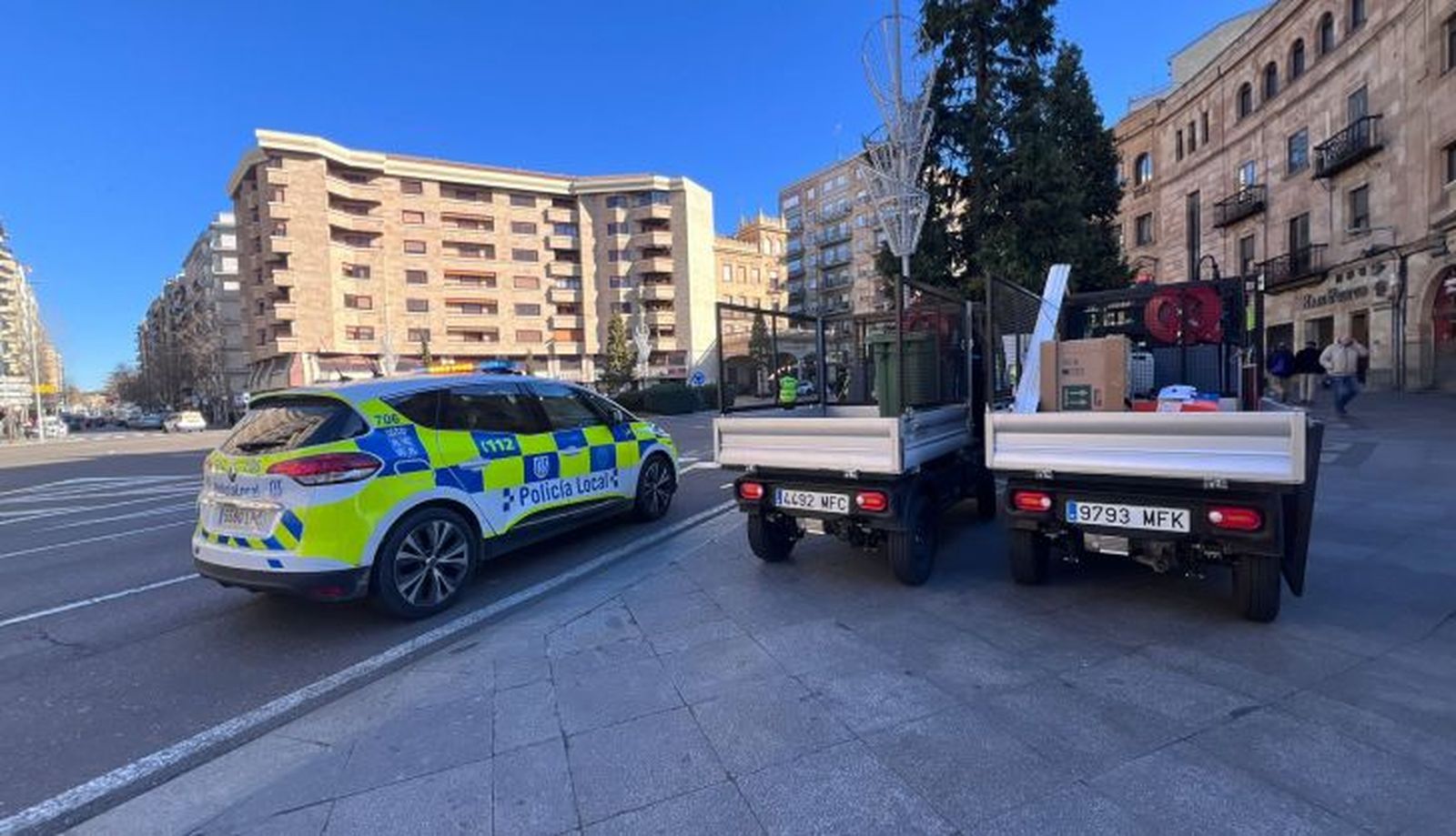 Policía Local y operarios del Ayuntamiento en la Puerta de Zamora 
