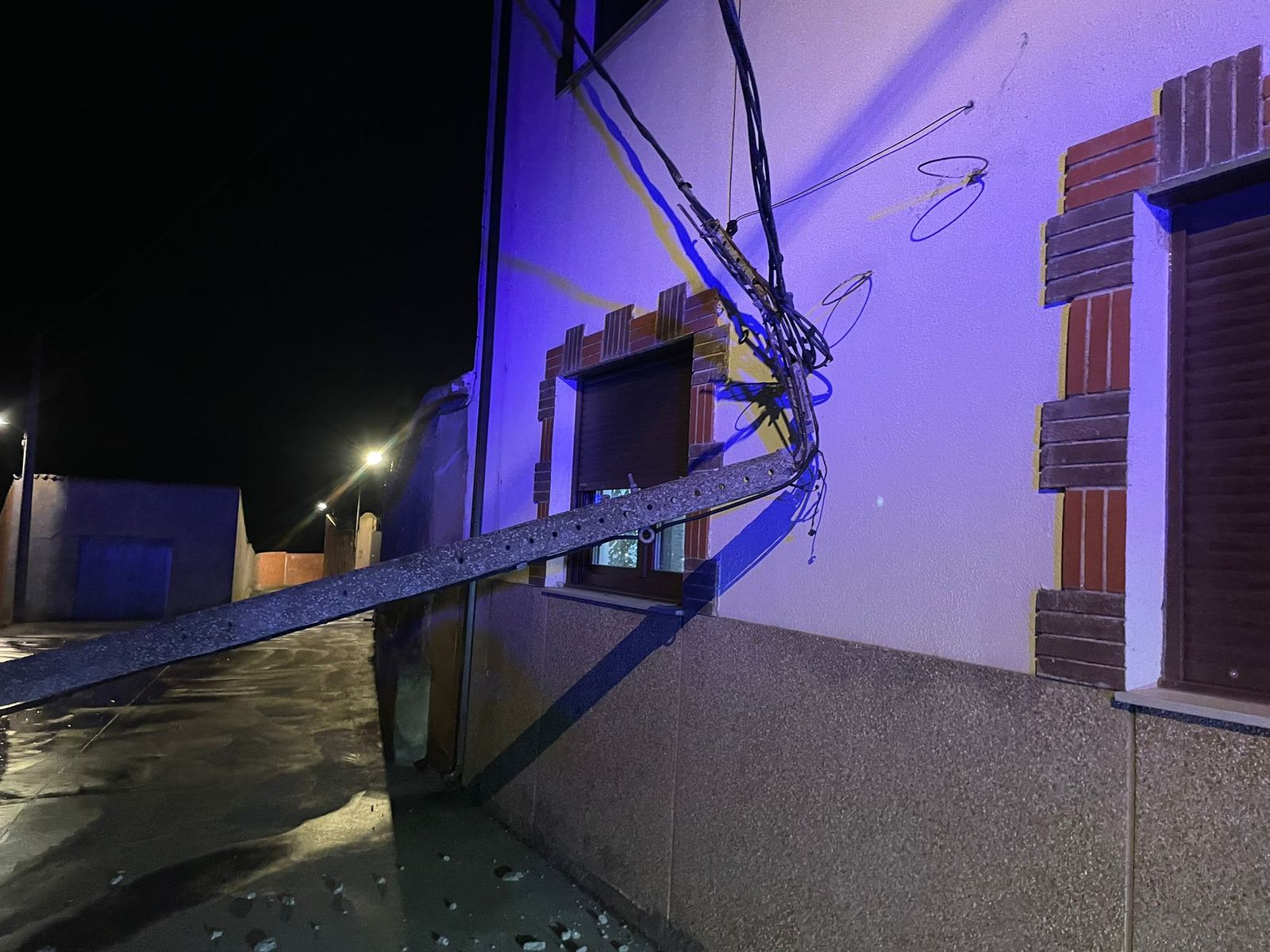 Cae un poste eléctrico sobre la fachada de una vivienda en Castrogonzalo